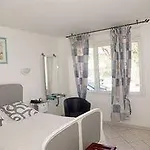 Hotel Larroque 2*