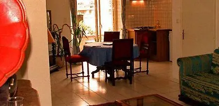 Ξενοδοχείο Larroque 2*