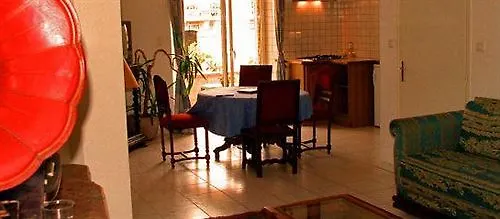 Отель Larroque 2*